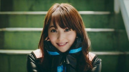 佐々木希 肘ビームに続く新技は くちびるレインボー うなじスパーク マイナビニュース