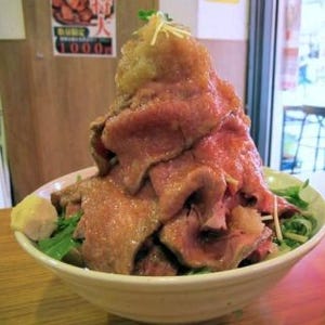 東京都・上野で"肉の山"のローストビーフ丼を味わえ!
