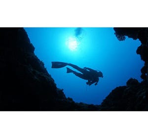 日本の「青の洞窟」が1位に! 夏の"人気急上昇離島ランキング"発表