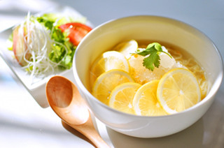 東京都・日本橋のハワイアンビストロで「氷レモンラーメン」が食べられる