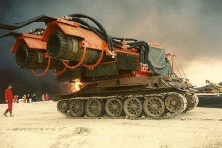 世界最高パワーの消防車がカッコイイ 戦車にジェットエンジン2基が合体 マイナビニュース