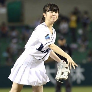 実写版 あの花 出演の浜辺美波 始球式でノーバンならずも 100点満点 マイナビニュース