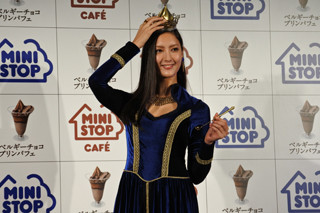 菜々緒、ベルギーチョコの濃厚さに"うっとり"な女王様役を披露 - 写真36枚