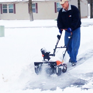 深さ20cmまでの新雪に対応したコードレス除雪機 | マイナビニュース