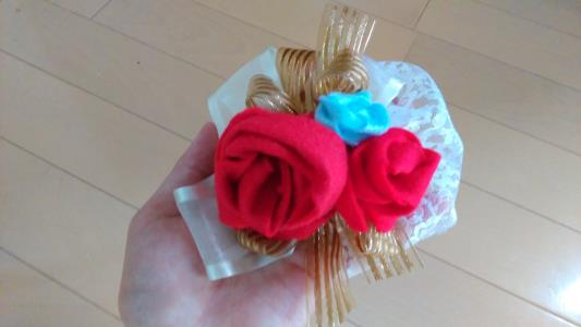 こんなに簡単にバラが作れる フェルトを使って花の飾りを作ってみた マイナビニュース