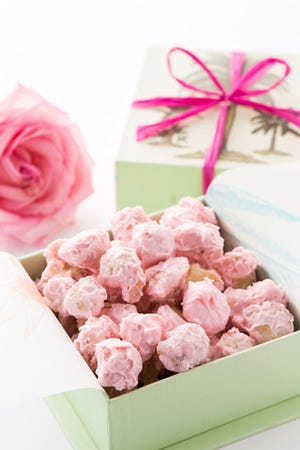 乳がん撲滅月間限定! ピンクのチョコレートナッツがカハラホテルで発売