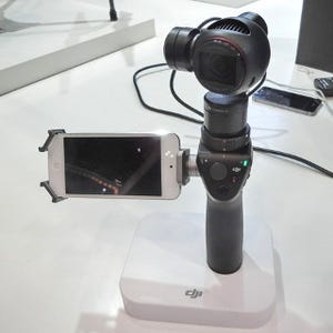 DJI、CEATEC 2015に3軸ジンバル搭載カメラ「Osmo」出展 - ドローン技術投入で手ブレ防ぐ