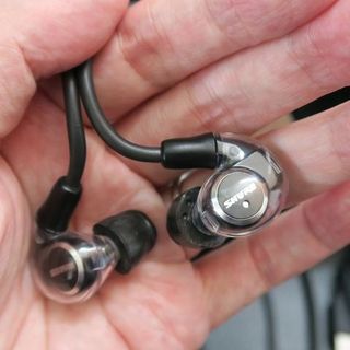 Shure、世界初のコンデンサー型イヤホン「KSE1500」