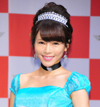 釈由美子、結婚後初の公の場に登場 Mr.ビーン似の夫と｢毎日幸せを感じてる｣