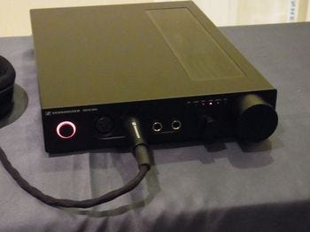 ゼンハイザー 開放型の最上位 Hd 800s とヘッドホンアンプ Hdvd 800改 を参考出品 秋のヘッドフォン祭 15 2 Dsd 5 6mhz対応に進化する Hdvd 800改 マイナビニュース