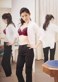 篠原涼子が広告モデル 背中や脇の はみ肉 を寄せるブラ 寄せアゲハ 発売 マイナビニュース