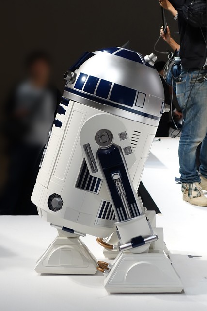 あの「R2-D2」がビールを持ってきてくれる! - ハイアール、等身大R2-D2冷蔵庫などAQUA「STAR WARS」シリーズ発表会 |  マイナビニュース