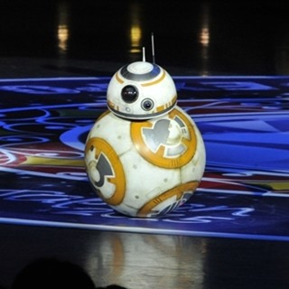 『スター･ウォーズ』新ドロイド"BB-8"お披露目!「すげ～!」とファン大興奮