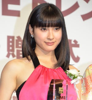 土屋太鳳、ミニドレス姿で“話題の人物賞”を受賞「恩返しができる女優に」