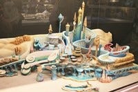 ディズニーシー 15周年イベントのグッズ アートお披露目 D23 特別展示 マイナビニュース
