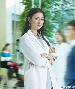 小雪 2年3カ月ぶりにドラマ出演 セクシー美人女医役で長瀬智也らと共演 マイナビニュース