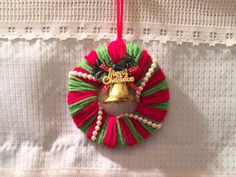 子どもと楽しめる クリスマスカラーの毛糸で簡単リースを作ってみた マイナビニュース
