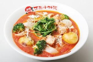 太陽のトマト麺、「ホロホロ煮込みチキンの濃厚デミチキトマト麺」を販売