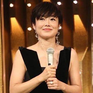 有働由美子アナ、胸元&背中を大胆に露出したセクシー衣装披露 - 紅白リハ