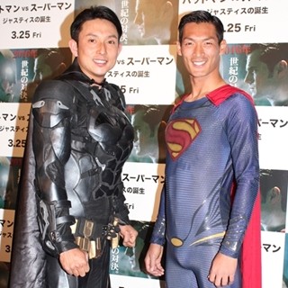 川崎宗則&槙野智章、バットマン&スーパーマンのコスプレにノリノリ!