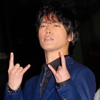 長瀬智也 鬼 のムチャぶり 桐谷健太 とっさの機転でau曲熱唱 即興ラップ マイナビニュース