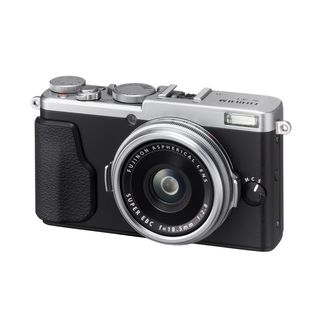 富士フイルム「X70」、APS-Cセンサーと28mm単焦点レンズの高級コンデジ