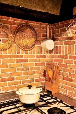 レンガの壁紙とベニヤ板を貼ってナチュラルなカフェスタイルのキッチン