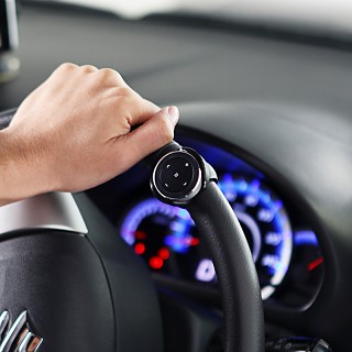 スマホの音楽を操作するBluetoothリモコン - 車のハンドルにも取り付け可能