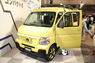 ホンダ「バモス ホビオ」のキャンピングカー!? 車内に蓄電機も - 写真26枚