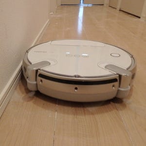壁際ピッタリでゴミを逃さず - 東芝、約1カ月お掃除お任せなロボット掃除機「TORNEO ROBO」