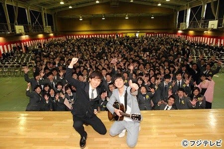 藤巻亮太 高校卒業式で 3月9日 をサプライズ熱唱 感動で泣き出す生徒も マイナビニュース