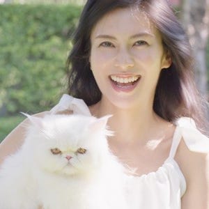 柴咲コウ、大好きな猫との共演でキュートな笑顔に「素の自分で撮影できた」