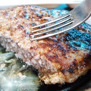 はみ出る600g! ステーキのどん"横綱ハンバーグ"は肉汁とこだわりがいっぱい