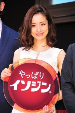 上戸彩 ノースリーブのワンピース姿 清潔感第一ということで マイナビニュース