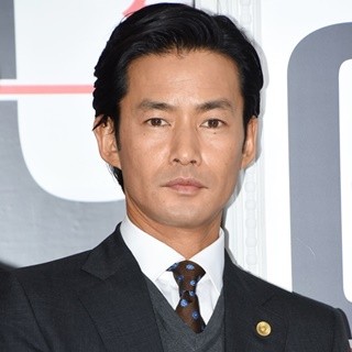 竹野内豊、賀来賢人から「日本で一番かっこいい男性」と絶賛され苦笑い