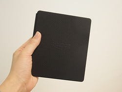 Amazon「Kindle Oasis」 - 最薄・最軽量、バッテリー内蔵レザーカバー