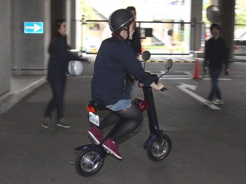 スーッと発進! 重量18kgの折り畳み電動バイク「UPQ BIKE」を試乗した - 最大速度30km/h、公道走行もOK | マイナビニュース