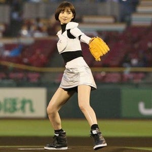 篠田麻里子、宇宙服風ミニスカで始球式に登場 - ノーバン果たせず「30点」