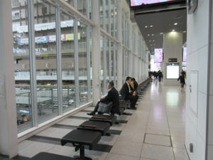 JR西日本、大阪駅など京阪神28駅のコンコースにレザータイプのベンチ設置へ