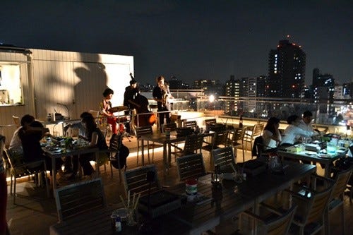 ビールもbbqもジャズも 新宿の隠れ家的 天空 ビアガーデンで手軽な贅沢を マイナビニュース