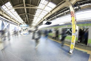 『ポケモンGO』駅ホームでの「歩きスマホ」に注意 - JR新宿駅にポスターも