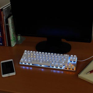 上海問屋、LEDライト搭載USBキーボード - 赤軸と青軸モデルを用意