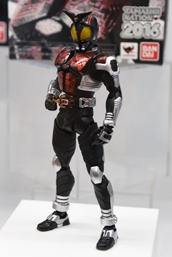 放送10周年 メモリアルな仮面ライダーダークカブトが真骨彫で登場 マイナビニュース