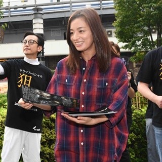 尾野真千子、有楽町で主演ドラマのフライヤー配り「みなさんびっくり」