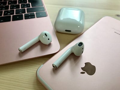 巷の疑問を全部検証 Apple製ワイヤレスイヤホン Airpods は本当に使える 前編 マイナビニュース