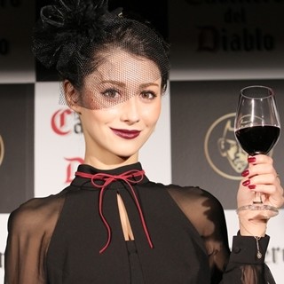 ダレノガレ明美、セクシーな小悪魔姿で衝撃告白「悪魔と呼ばれたい」