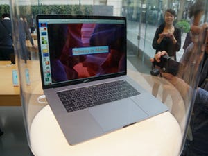 Touch Bar搭載の新型MacBook Proが、Apple 表参道に早くもお目見え