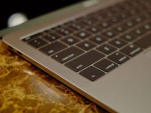 MacBook Pro 13インチを試す! 魅力を放つ5つのポイント - 松村太郎のApple深読み・先読み