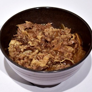 くら寿司に新メニュー「牛丼を超えた、『牛丼』」登場! その実態は?