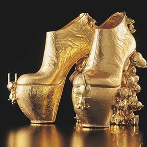 USJ史上最高額200万円! ゴールドに輝くスヌーピーの靴が登場